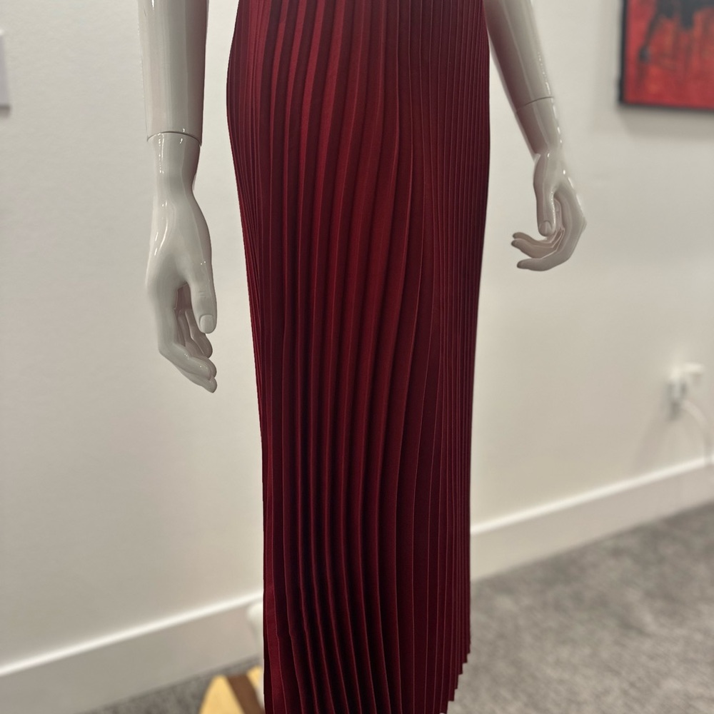 BURGUNDY PLEATED SKIRT